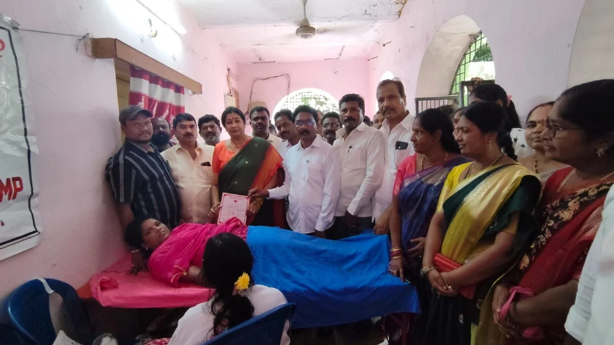 దయన్న 70వ జన్మదినం సందర్భంగా రక్తదాన శిబిరంలో పాల్గొన్న ఎర్రబెల్లి ఉషా దయాకర్ రావు